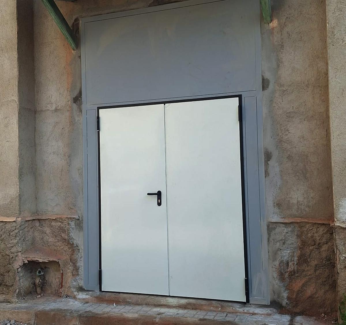 Porta d'emergència que s'ha instal·lat al Casino Burés