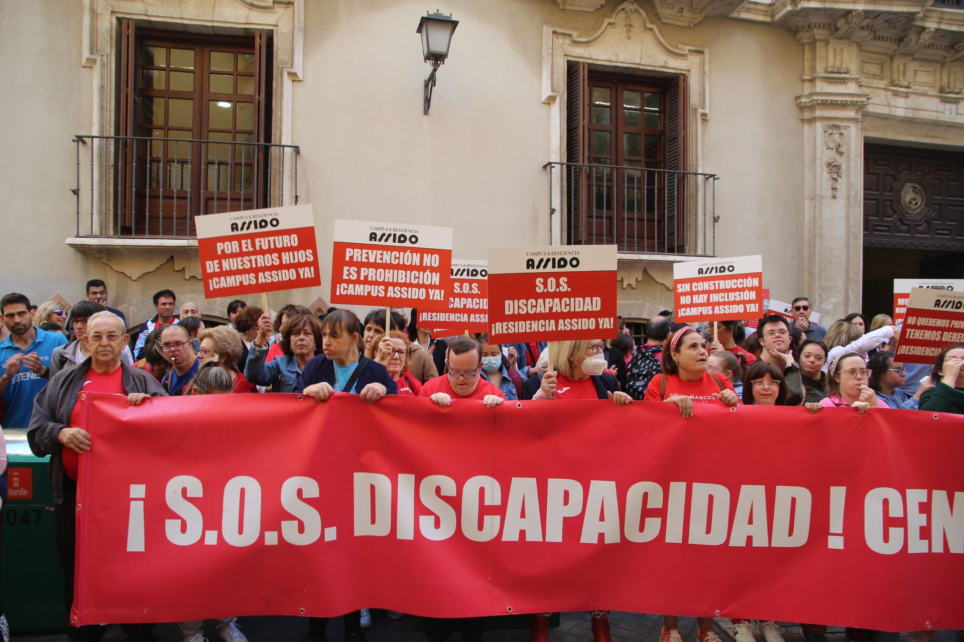 Concentración de Assido en Murcia ante la CHS
