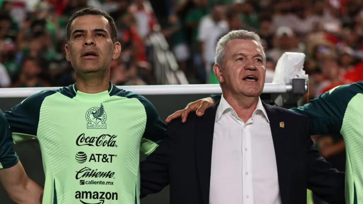Javier Aguirre, seleccionador de México, junto a laleyenda Rafa Márquez