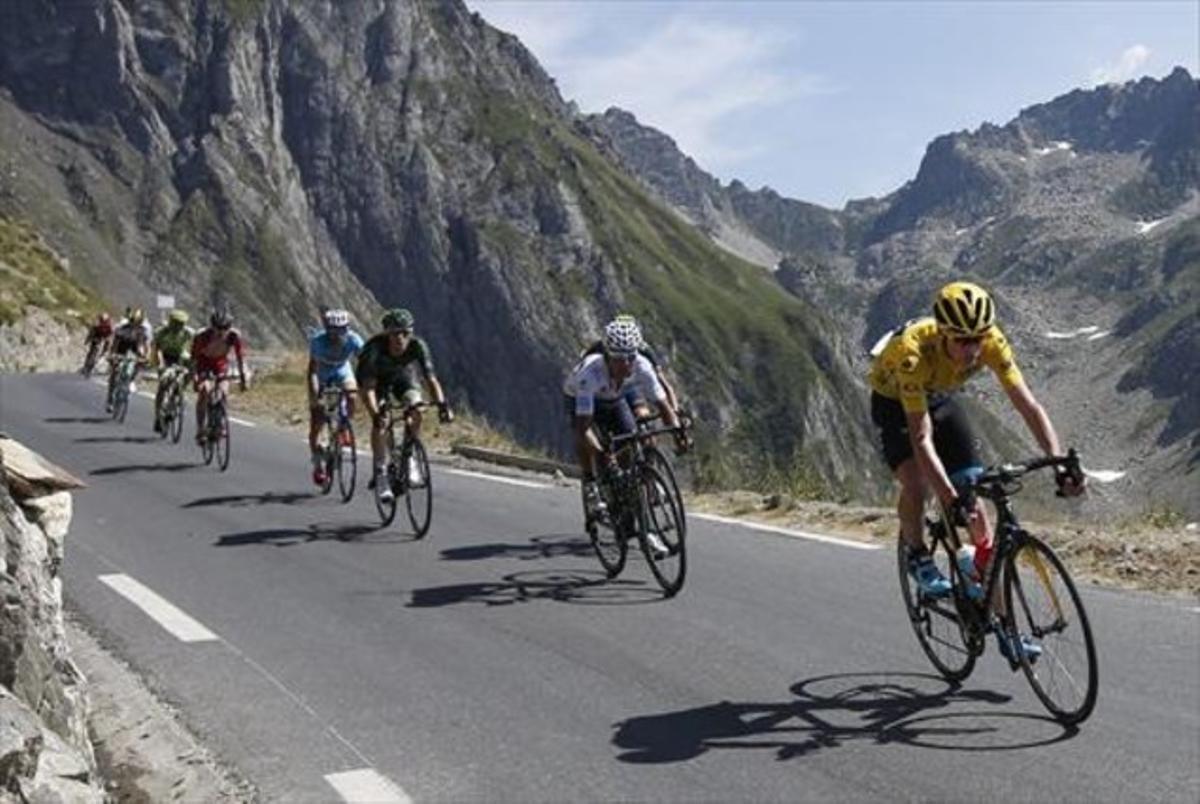 Froome encapçala un grup durant el descens del Tourmalet en l’etapa d’ahir. Froome encapçala un grup durant el descens del Tourmalet en l’etapa d’ahir.