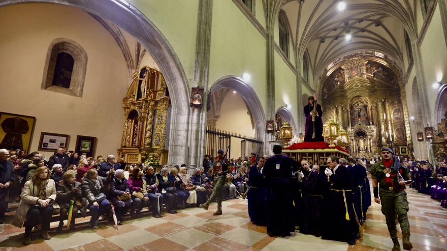 La lluvia chafa al Señor de Oviedo y obliga a suspender la procesión del Nazareno