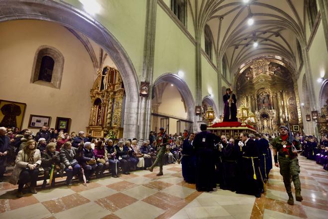 La lluvia chafa al Señor de Oviedo y obliga a suspender la procesión del Nazareno