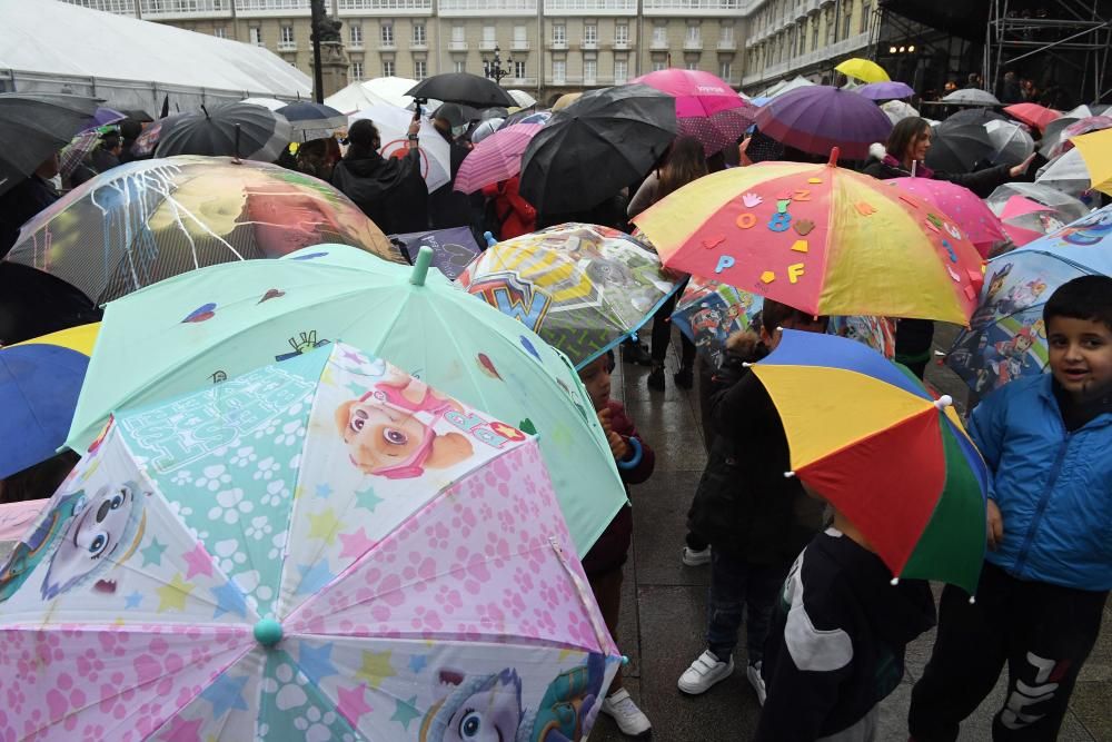 La plaza de María Pita acoge una concentración con paraguas de colores para celebrar y visibiizar la efeméride.