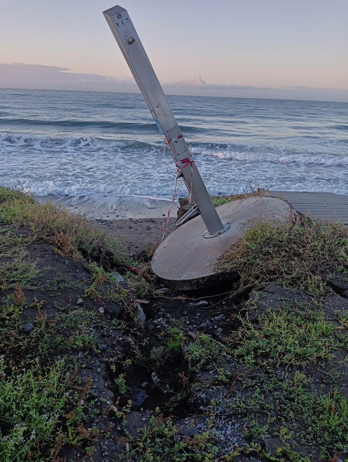 Un ducha cuelga en una playa de Rincón tras el último temporal.