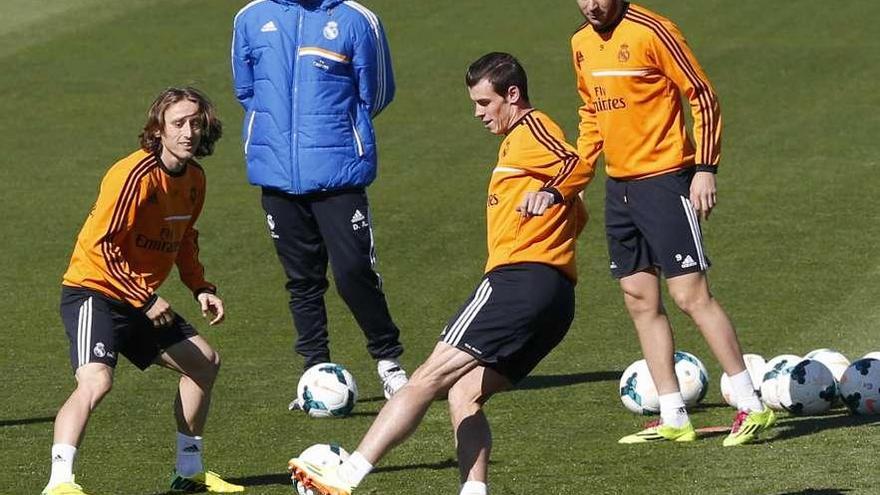 Modric, Bale y Benzema, durante el entrenamiento de ayer. // Efe