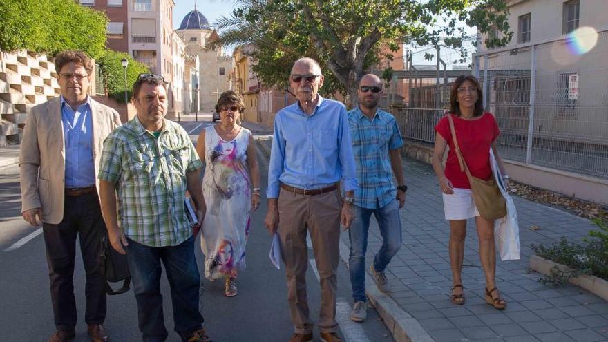 Vecinos al lado del lugar donde quiere instalarse la gasolinera y al fondo el monasterio