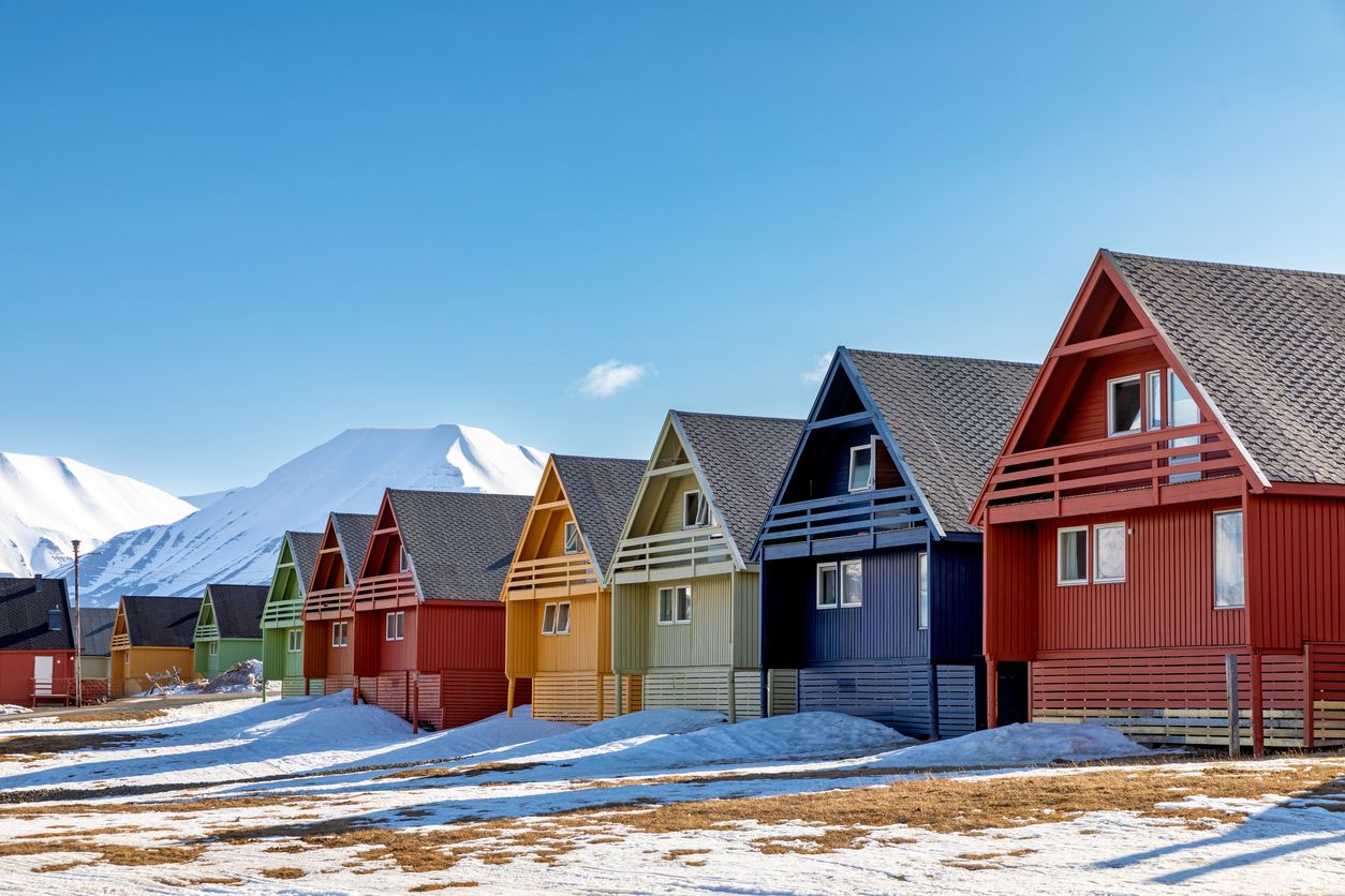 Las casitas de Longyearbyen contrastan con la crudeza de su entorno