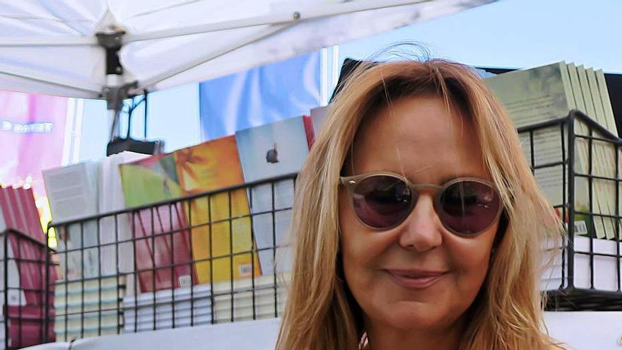 María Dueñas posa con un 
ejemplar de ‘Sira’ en la Feria 
del Libro de Lisboa.  efe