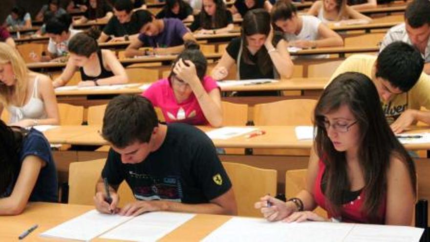 Estudiantes de Bachillerato de la provincia durante la celebración de las pruebas de acceso a la Universidad el pasado mes de junio en Elche.