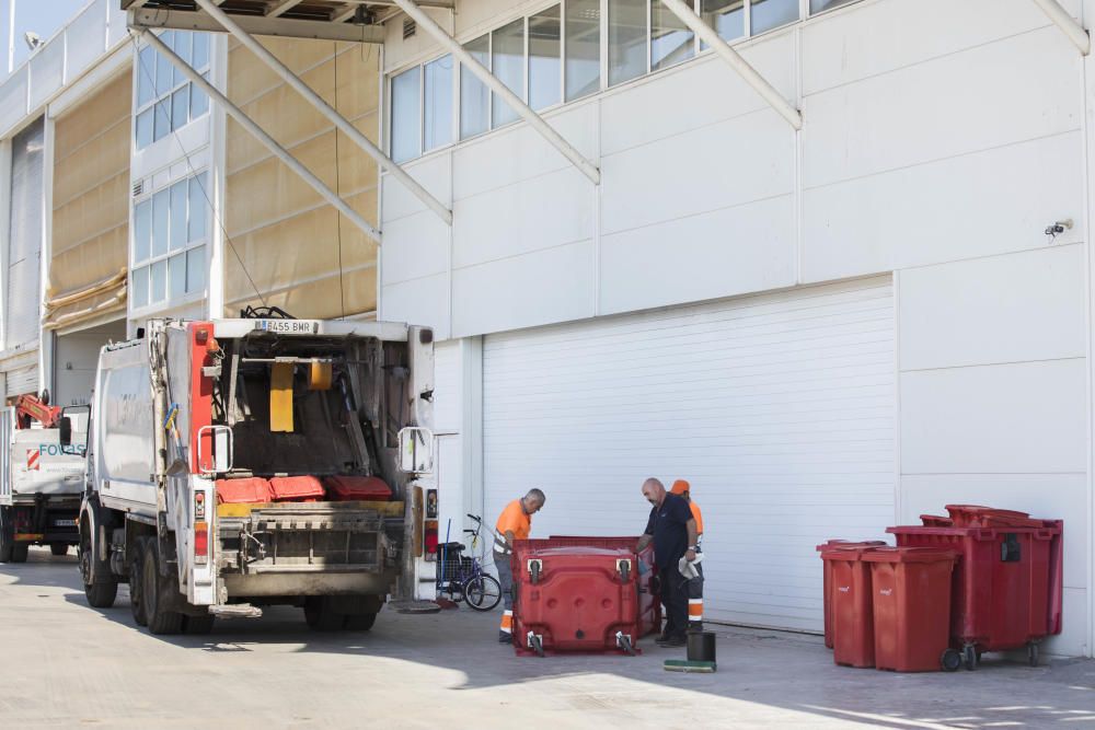 Acondicionamiento de la base del Alinghi por parte de Cruz Roja para acoger a los refugiados que llegaran el sabado en el barco Aquarius