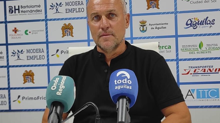 El Águilas FC destituye a su entrenador, Sebas López