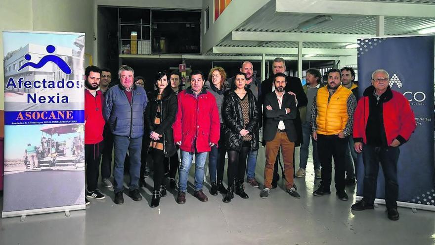 Integrantes e directivos de la nueva asociación de afectados que se constituyó ayer tarde en Pontevedra.  // Gustavo Santos