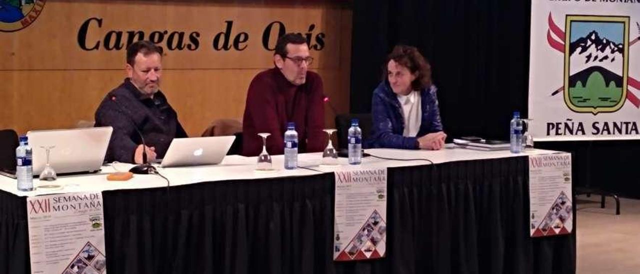 Javier Selva, Óscar Pérez y Estela Alonso, ayer, en Cangas de Onís.