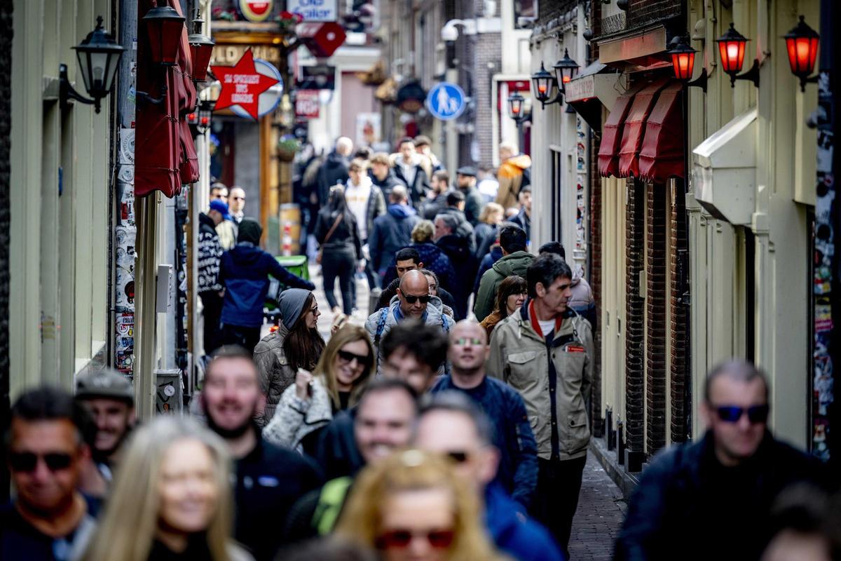 Turistas pasean por el 'barrio rojo' de Ámsterdam.