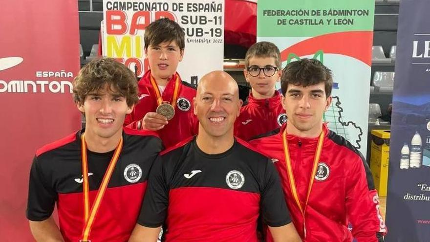 Dos platas y un bronce del CB Cide en el Nacional sub-11 y sub-19 de Palencia