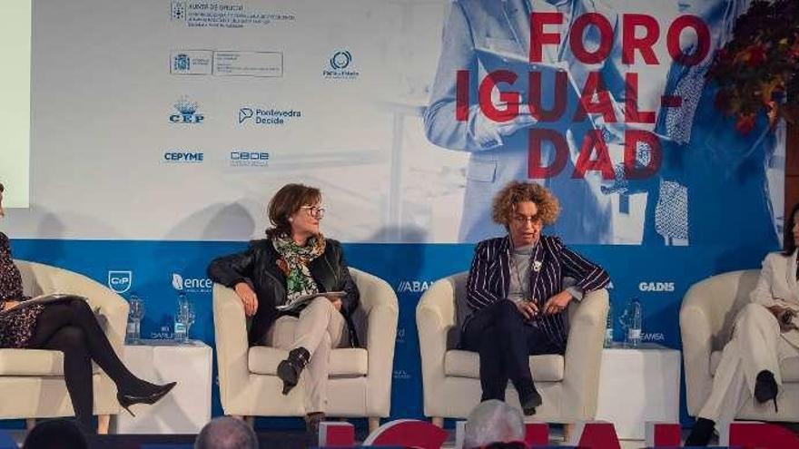 Reyes Montes, Fina Casalderrey, Clara Arpa y Teresa Ramos, en el Foro de la CEP. // FDV