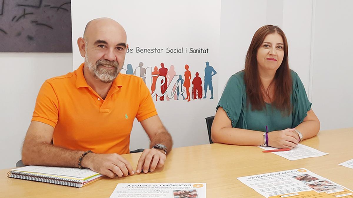 La concejala Bienestar Social, Anna Lanuza, y el técnico del departamento, Braulio Cencerrado.