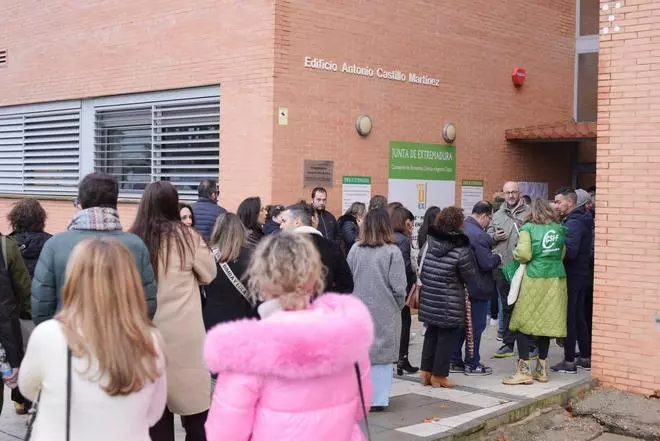 Vídeo | Más de 560 personas opositan en Mérida entre el frío y la lluvia