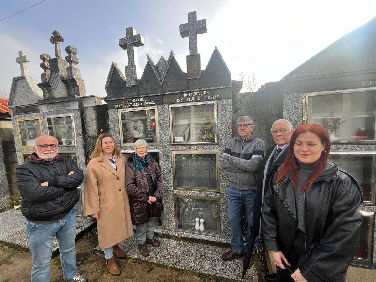Acto simbólico onte no descubrimento do código QR na lápida do Gaiteiro de Lira en Salvaterra.