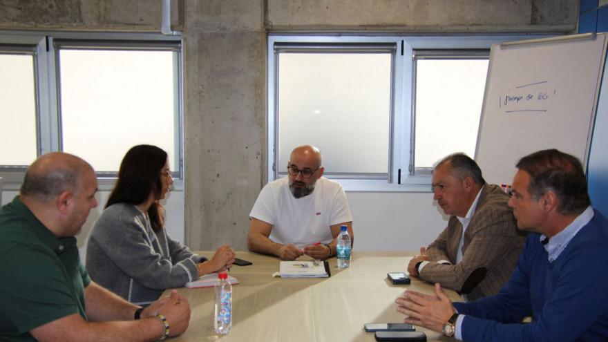 Aridany Romero, en el centro, junto a representantes del Vecinos Unidos y miembros de la Corporación de Firgas, ayer. | | LP/DLP