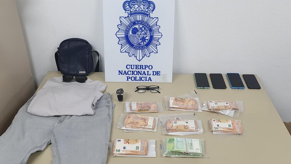 Los agentes han incautado dinero en efectivo, ropa y otros elementos utilizados en los atracos.