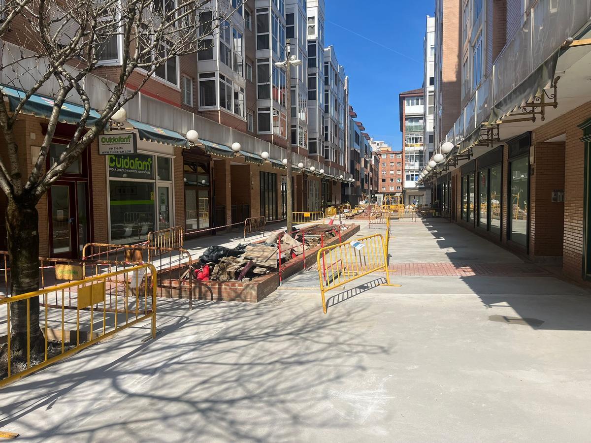 La calle Electra tras retirar gran parte del vallado por las obras.