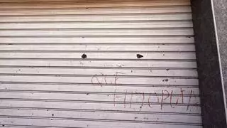 La sede del PP de Silla amanece con una pintada