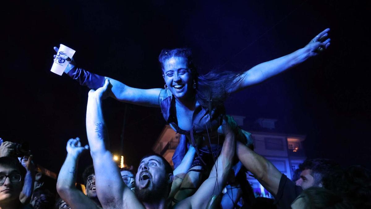 El público bailando la canción durante la Romería Vikinga de Catoira