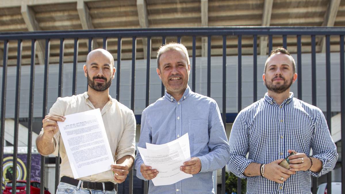 Xavier López, Natxo Bellido y Rafael Mas, con la declaración, en las puertas del José Rico Pérez.