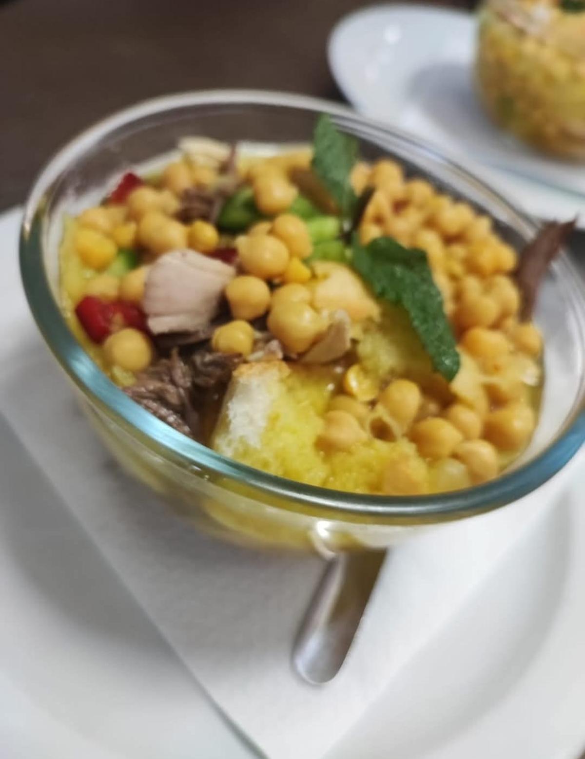 La sopa de pan, la estrella del restaurante, casera,s olo sirve los sábados.