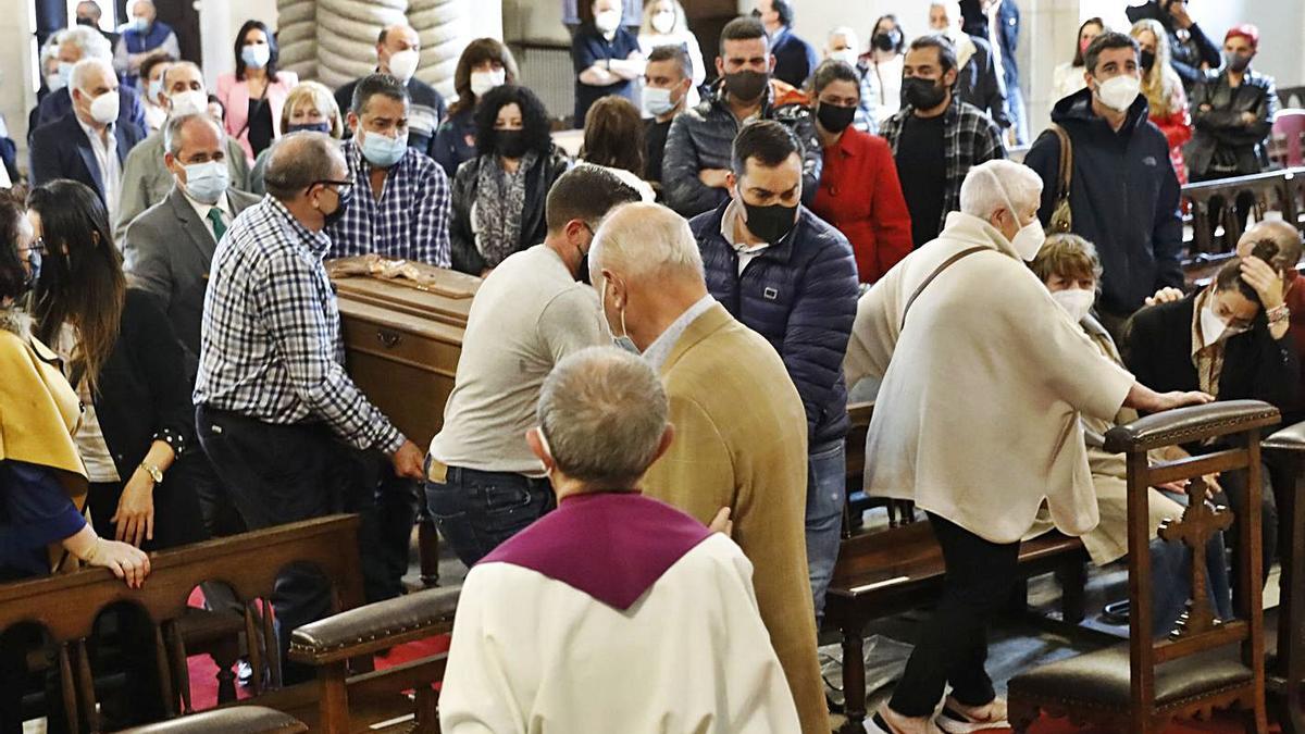 El funeral se realizó ayer en la iglesia parroquial de San Julián de Somió. |   // MARCOS LEÓN