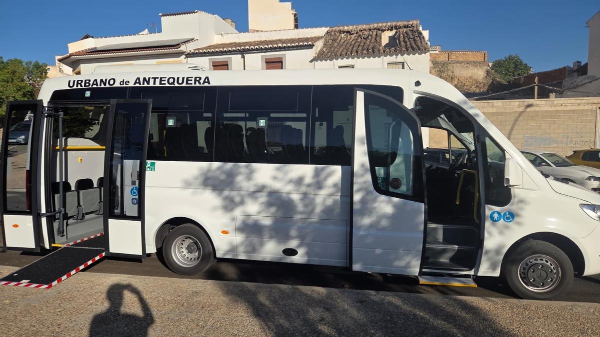 Antequera cuenta con un nuevo autobús de transporte urbano.