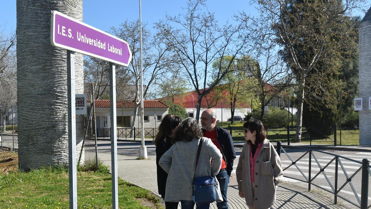 Video | Unidas por Extremadura denuncia el estado "sangrante" del IES Laboral de Cáceres tras una visita