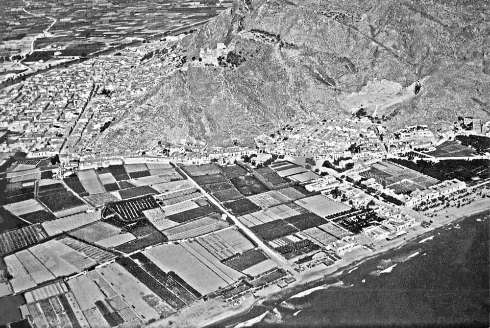 La avenida y las primeras casas en primera línea.jpg