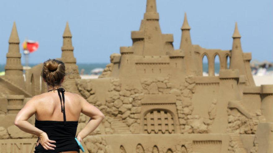 Castillo de arena en la playa de la Malva-rosa.