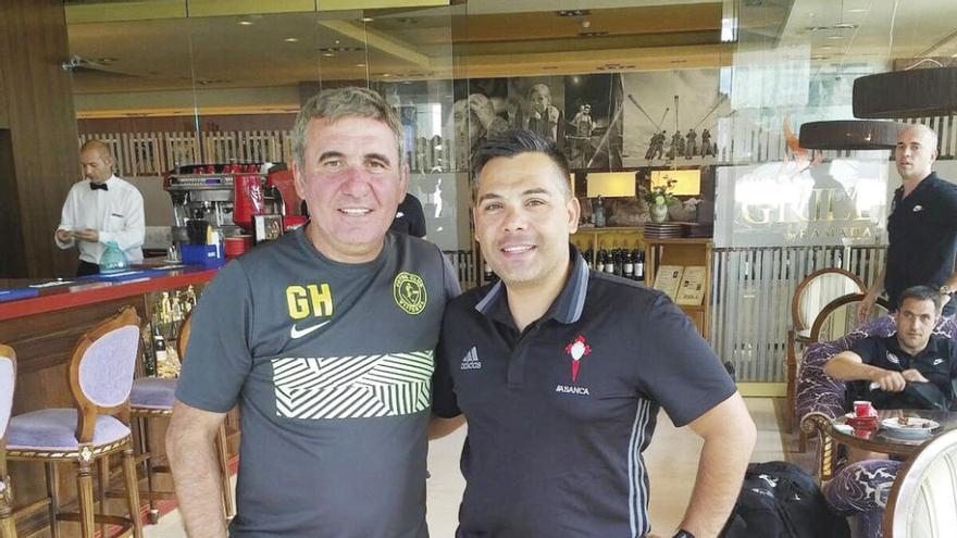 Héctor Quijeiro, con el legendario Gica Hagi.