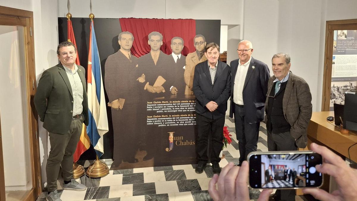 Luis García Montero, el alcalde de Dénia y Javier Pérez Bazo, albacea de Juan Chabás, junto a la fotografía de Alberti, García Lorca y el escritor dianense