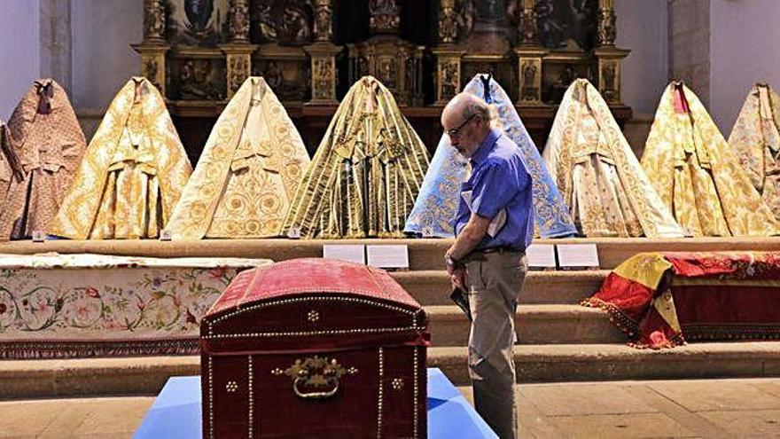 Un hombre observa el baúl de la Virgen.  J. L. F.