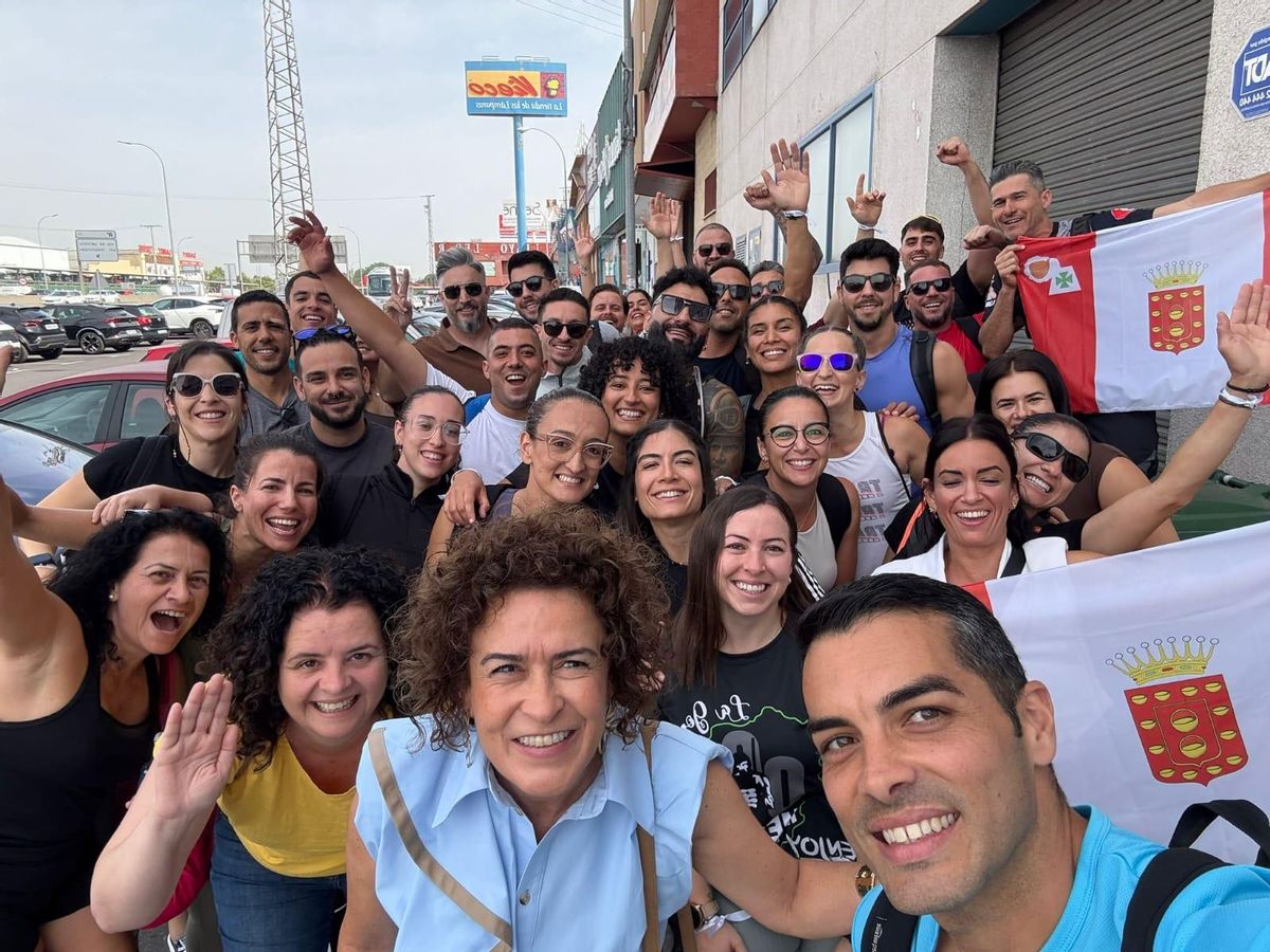 Los gomeros, rumbo a los estudios del programa tras su llegada al aeropuerto.