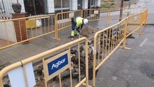 Desenes d’ajuntaments xoquen amb dificultats per reparar fugues