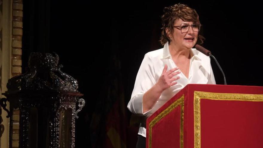 Un momento del pregón de Asunción Berbegal en el Gran Teatro de Elche, en el que ensalzó el papel de las cofrades en la ciudad.  | ÁXEL ÁLVAREZ