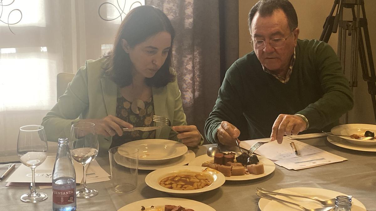 A la izquierda, Elena Arzak y Pedro Morán, probando compangu en la final del pasado año.