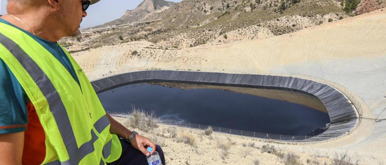 Lixiviados del vertedero de La Murada rebosan a una rambla por falta de mantenimiento