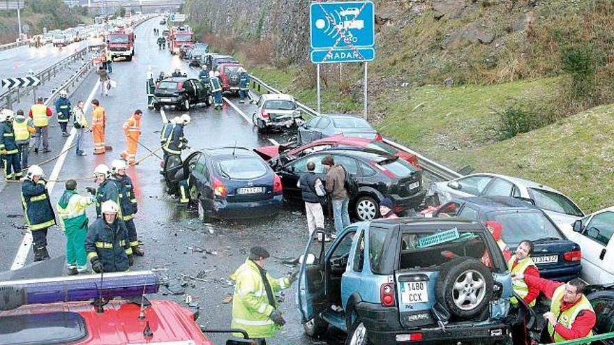 Casi 30 heridos en un choque en cadena de 54 vehículos en Vizcaya - Aparatoso accidente en Vizcaya tras una intensa granizada. Una colisión en cadena registrada a primera hora de la tarde de ayer en la A-8 a su paso por Muskiz, en la que estuvieron involucrados 54 vehículos, provocó un total de 27 heridos. Tras el siniestro, la autopista tuvo que ser cortada durante cuatro horas en dirección a Cantabria ya que los vehículos afectados quedaron paralizados ocupando los tres carriles de la vía. La Ertzaintza desvió la circulación por otras carreteras, lo que provocó importantes retenciones.