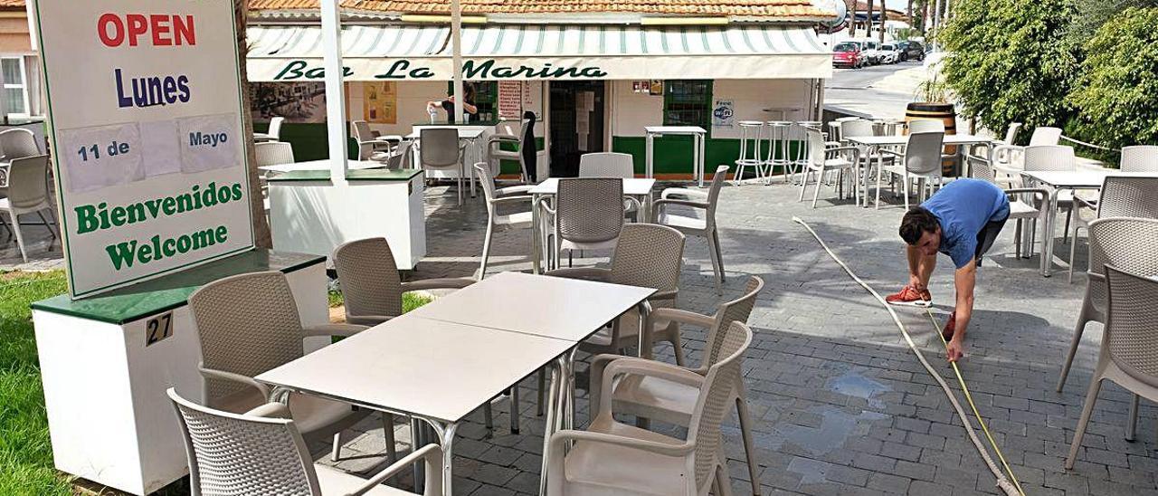 Mediciones para asegurar la distancia de seguridad, ayer en una terraza de Torrevieja.