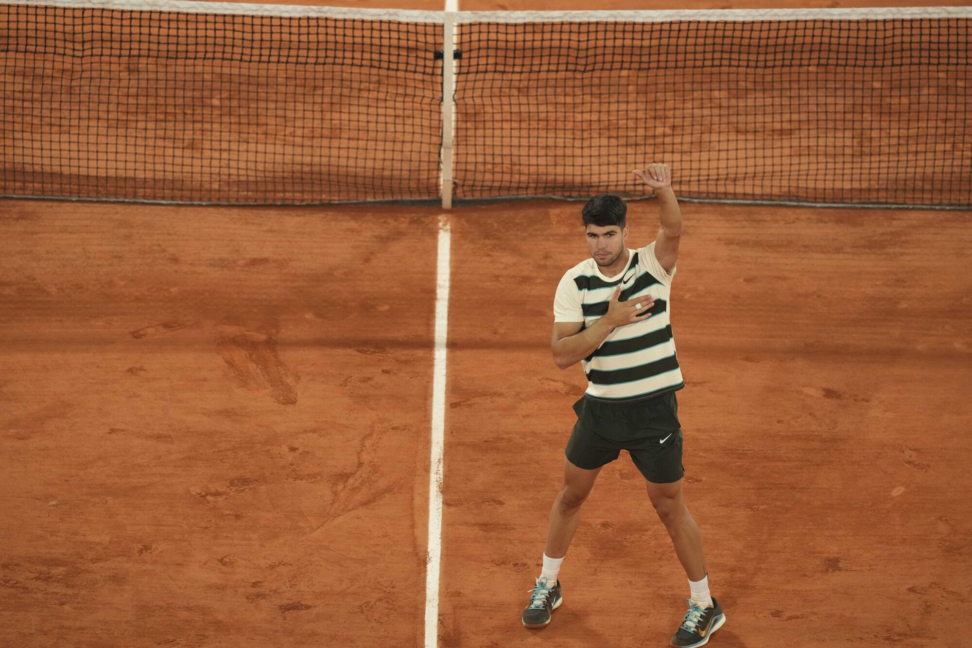 Spain's Carlos Alcaraz celebrates as he won the quarterfinal match of the French Tennis Open against Tommy Paul of the U.S. at the Roland-Garros stadium in Paris, Tuesday, June 3, 2025. (AP Photo/Thibault Camus) Associated Press / LaPresse Only italy and spain. EDITORIAL USE ONLY/ONLY ITALY AND SPAIN