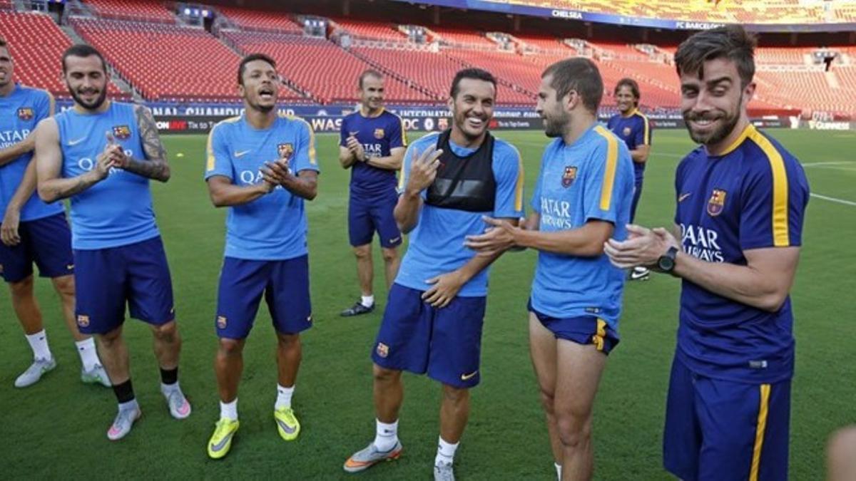 Pedro es felicitado por sus compañeros antes del último entrenamiento en el FedExField de Washington