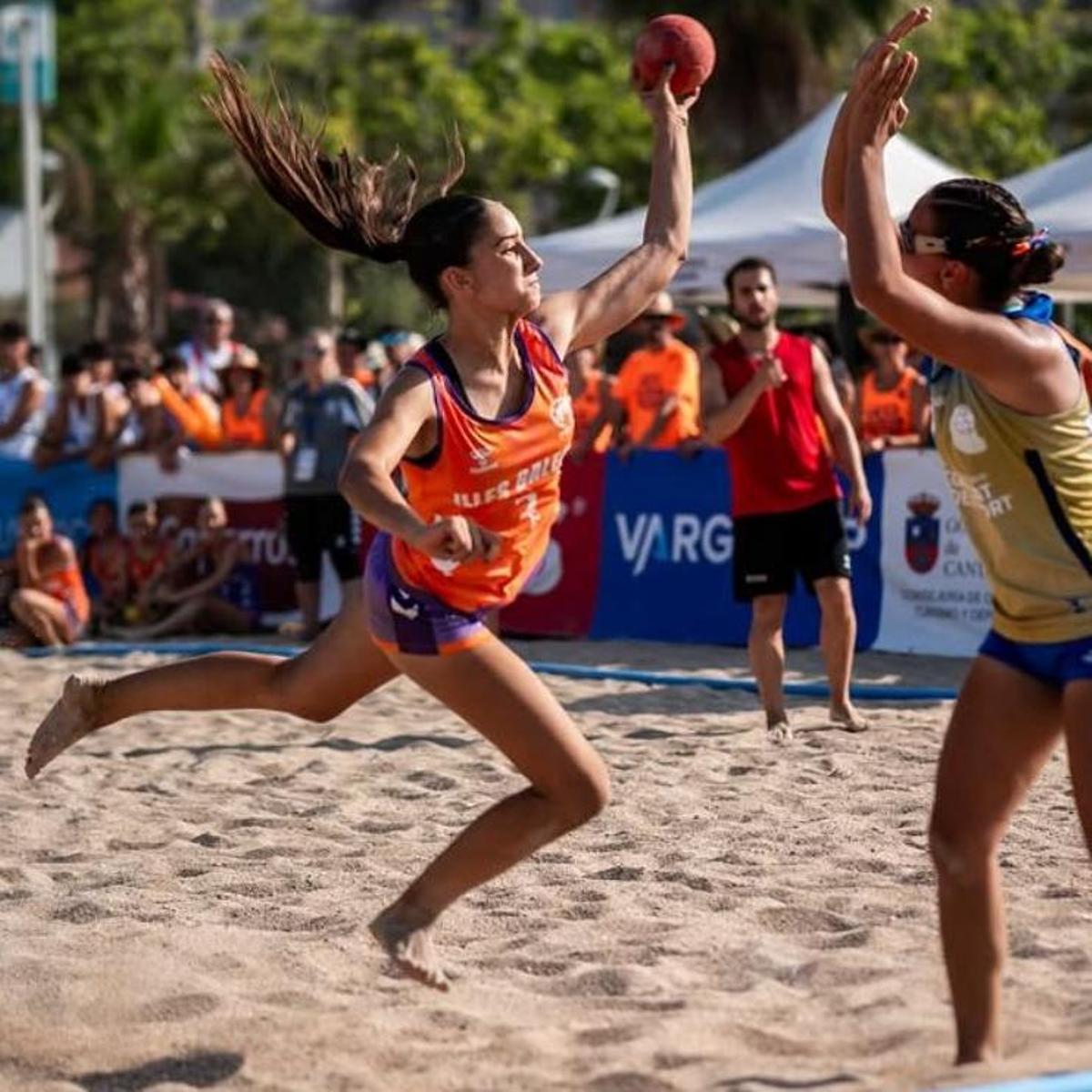 María Torres ejecuta un lanzamiento en una jugada de la selección balear.