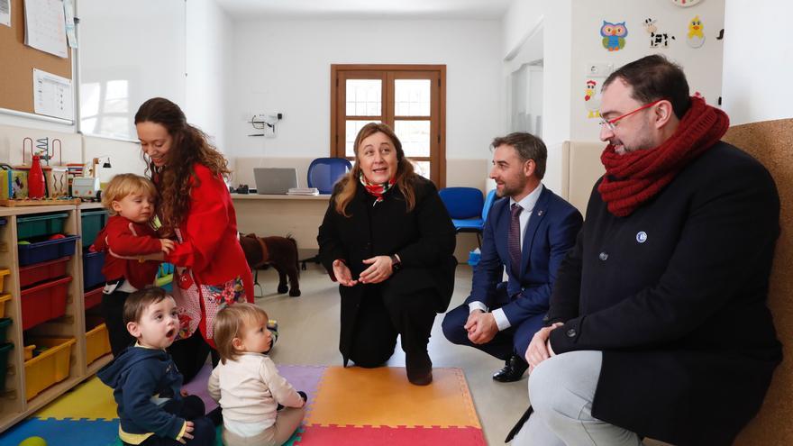 La consejera de Educación, Lydia Espina, y el presidente Adrián Barbón, visitan una escuela infantil en Cabranes.