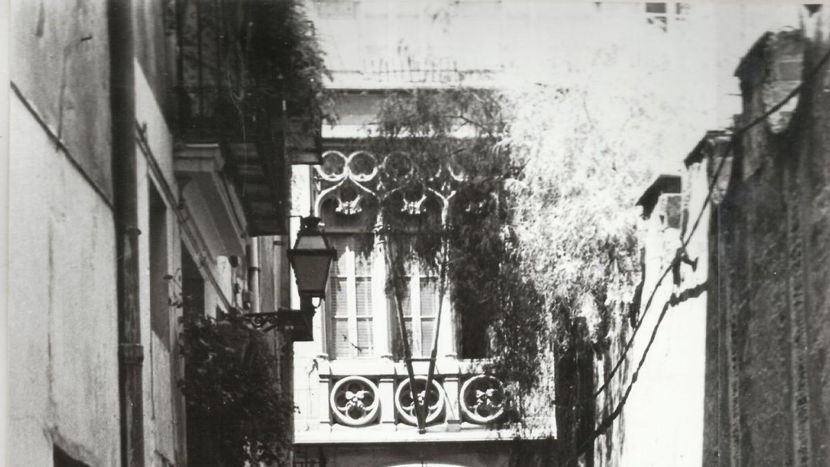 Portón del edificio de la Calle 
Palma, 5 desde la Calle 
Fenollosa.  Verum Valentia | FOTO DE VALENCIA EVANGÉLICA